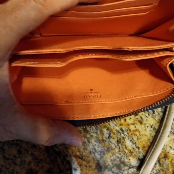 Fossil Women’s Sydney White and Black Zipper Zip Around Wristlets Wallet - Picture 7 of 9